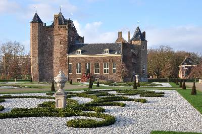 Gereconstrueerde stijltuinen bi Kasteel Assumburg in Heemskerk