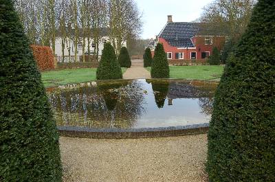Spiegelvijver in zuidelijke stijltuin Buitenplaats Beeckestijn in Velsen-Zuid