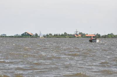 Alkmaardermeer met op de achtergrond het erfgoedpark De Hoop