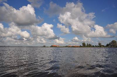 Alkmaardermeer met op de achtergrond het Erfgoedpark de Hoop