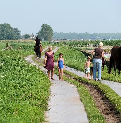 Recreanten op de Korendijk bij Castricum