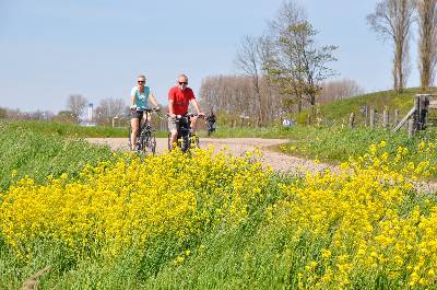 Recreanten op st Aagtendijk bij Beverwijk