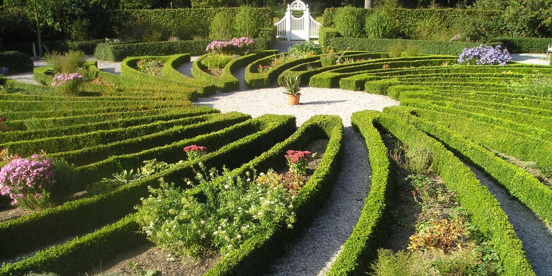 Bloemenwaaier in de stijltuinen van de buitenplaats beeckestijn in Velsen-Zuid