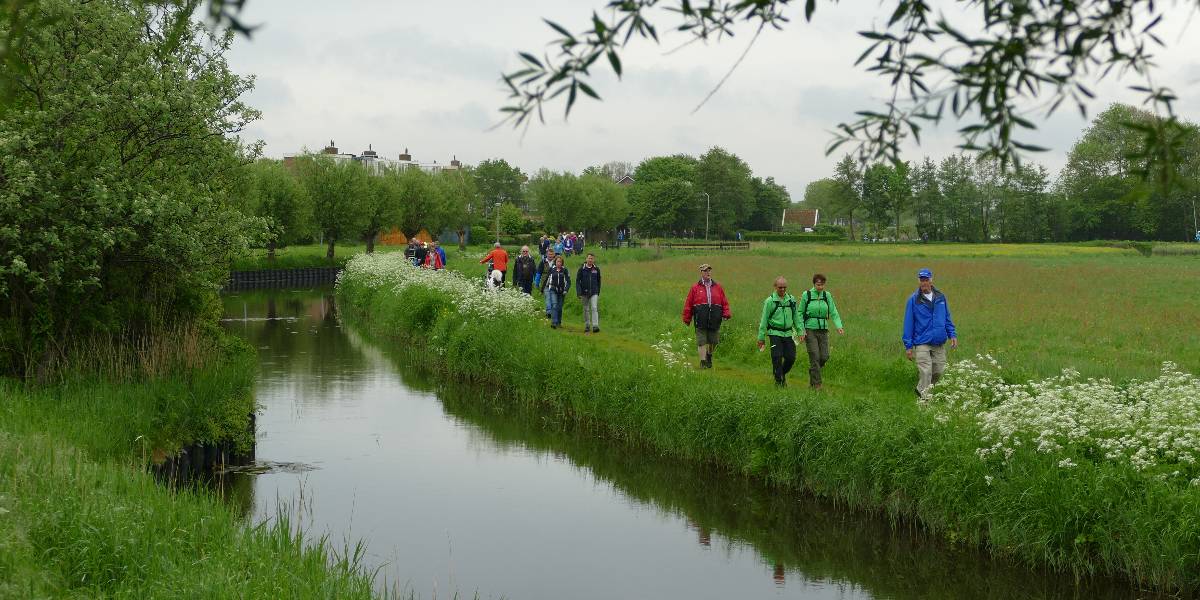 Cheque voor Oer-IJ van deelnemers Oer-IJ Expeditie